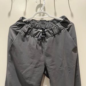 Lululemon size 6 On The Fly pants